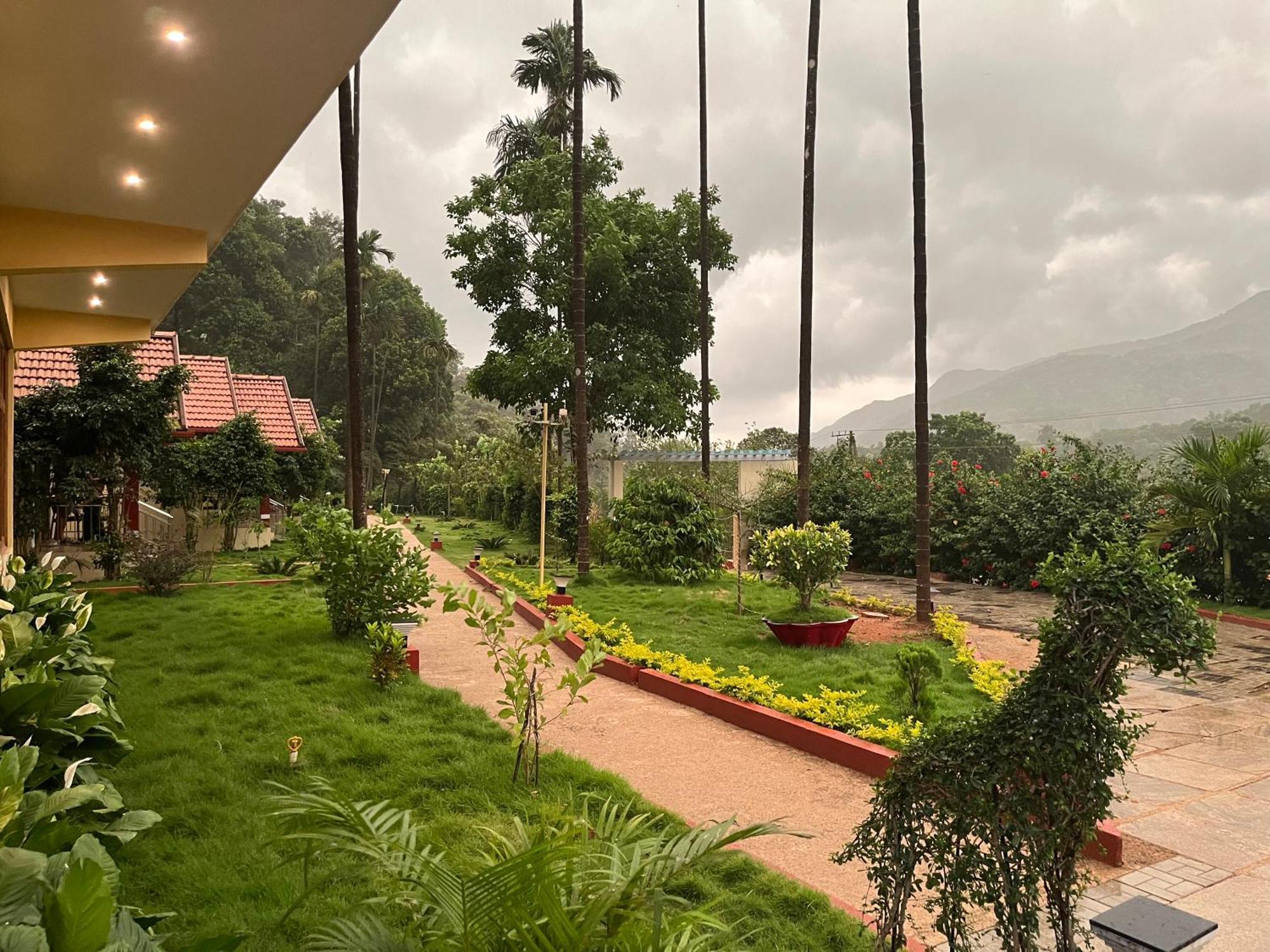 Hill Crest Resort - Coorg Madikeri Buitenkant foto